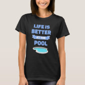 Im Sommer ist das Leben im Pool besser. T-Shirt (Vorderseite)