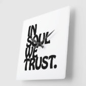 Im Soul vertrauen wir. Quadratische Wanduhr (Winkel)