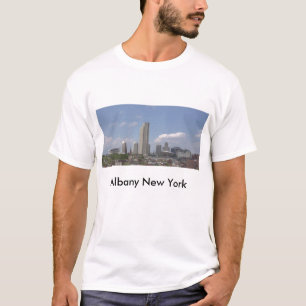 Im Stadtzentrum gelegene Ansicht Albaniens im Mai T-Shirt