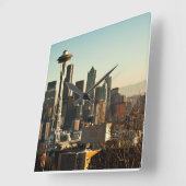 Im Stadtzentrum gelegene Seattle-Skyline und Quadratische Wanduhr (Winkel)