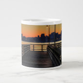Im Stadtzentrum gelegene Skyline Seattles Jumbo-Tasse (Vorderseite)