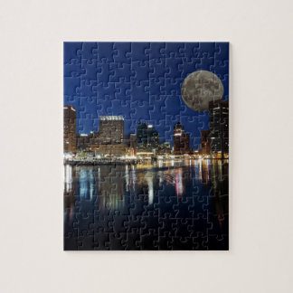 Im Stadtzentrum gelegener Dämmerungs-Skyline-Mond Puzzle