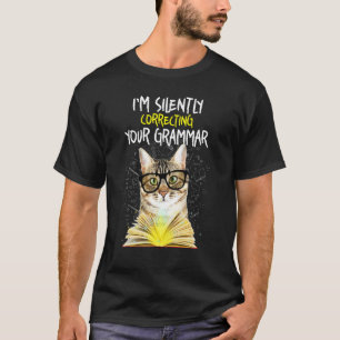 Im Stillen dein Grammatik-Katzen-Buch korrigierend T-Shirt