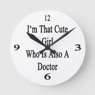 I'm That Cute Girl Who Is Also A Doctor Runde Wanduhr