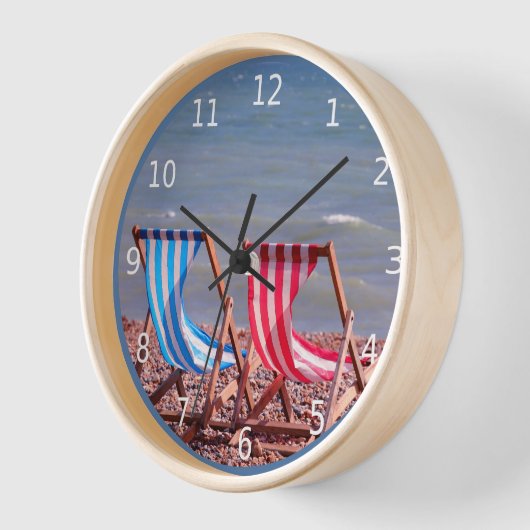 Im Urlaub. Zwei Liegestühle am Strand Uhr (Winkel)