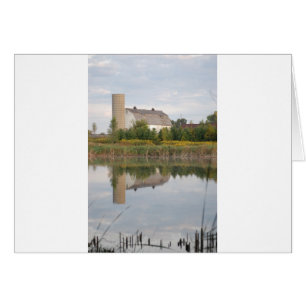 Im Wasser reflektierter Stall