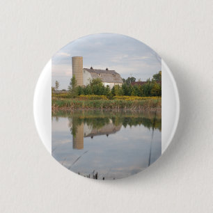 Im Wasser reflektierter Stall Button