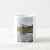 Im Wasser reflektierter Stall Kaffeetasse (Mittel)