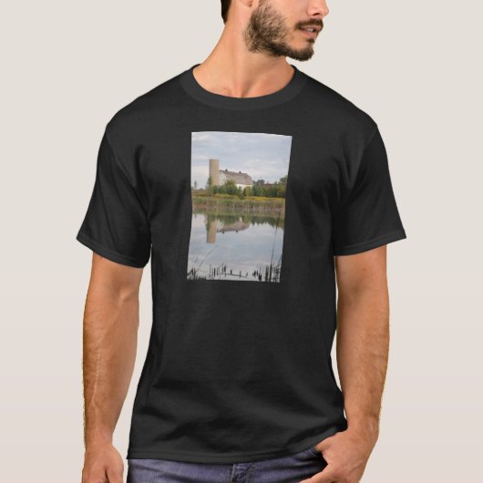 Im Wasser reflektierter Stall T-Shirt (Vorderseite)