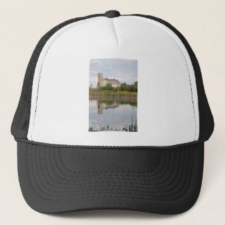 Im Wasser reflektierter Stall Truckerkappe