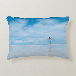 Im Wasserkörper stehende Person Dekokissen