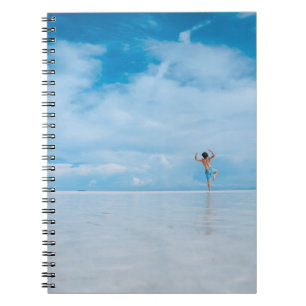 Im Wasserkörper stehende Person Notizblock