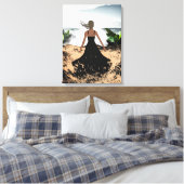 Im Wind ummantelt - Elegante Frau im Schwarzen Kle Leinwanddruck (Insitu (Schlafzimmer))