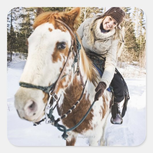 Im Winter auf Pferd Quadratischer Aufkleber (Vorderseite)