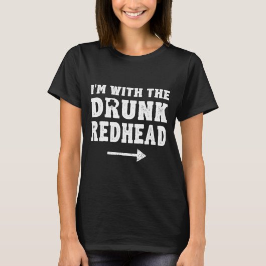 I'm With The Drunk Redhead Funny St Patricks Day T-Shirt (Vorderseite)