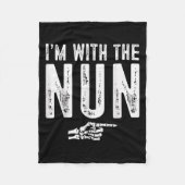 I'm With The Nun Easy Costume Halloween Couples Ma Fleecedecke (Vorderseite)