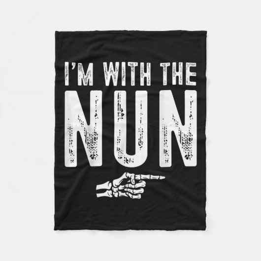 I'm With The Nun Easy Costume Halloween Couples Ma Fleecedecke (Vorderseite)