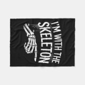 I'm With The Skeleton Funny Halloween Costume  Fleecedecke (Vorderseite (Horizontal))