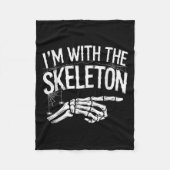 I'm With The Skeleton Funny Halloween Costume  Fleecedecke (Vorderseite)
