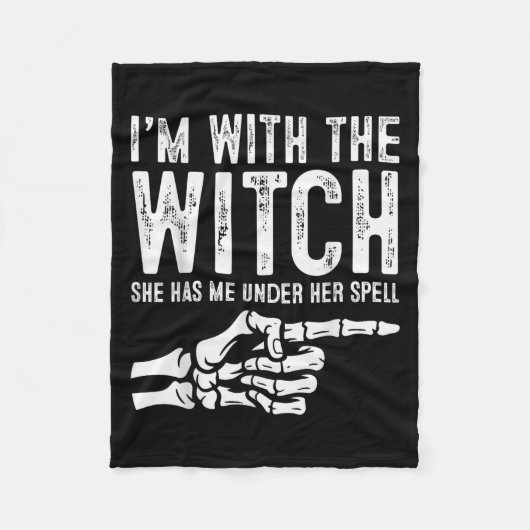 I'm With The Witch Funny Halloween Couple Costume Fleecedecke (Vorderseite)