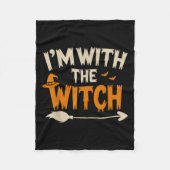 I'm With The Witch Funny Husband Halloween Costume Fleecedecke (Vorderseite)