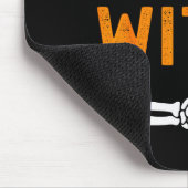I'm With The Witch Funny Skeleton Halloween Matchi Mousepad (Ecke)