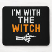 I'm With The Witch Funny Skeleton Halloween Matchi Mousepad (Vorne)
