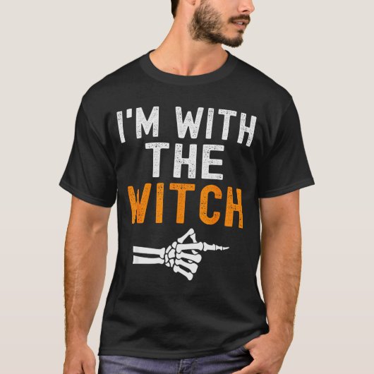 I'm With The Witch Funny Skeleton Halloween Matchi T-Shirt (Vorderseite)