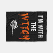 I'm With Witch Skeleton Hand Funny Halloween Husba Fleecedecke (Vorderseite (Horizontal))