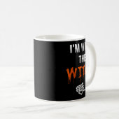 I'm With Witch Skeleton Hand Funny Halloween Husba Kaffeetasse (VorderseiteRechts)