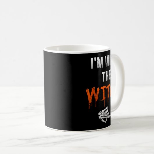 I'm With Witch Skeleton Hand Funny Halloween Husba Kaffeetasse (VorderseiteRechts)