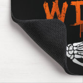 I'm With Witch Skeleton Hand Funny Halloween Husba Mousepad (Ecke)