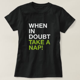 Im Zweifel ein Nickerchen machen – Minimale Typogr T-Shirt