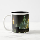 Imam Reza Shrine Complex in der Nacht, Mashhad, Zweifarbige Tasse (Links)