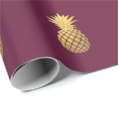 Imitat-Goldananas auf Burgunder Geschenkpapier (Rolleneckpunkt)