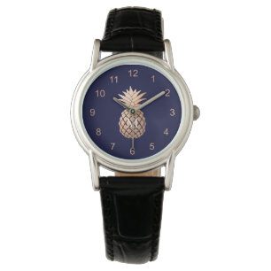 Imitat-Rosen-Goldananas auf Marine-Blau und Armbanduhr