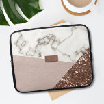 Imitate Blush Rose Gold Glitzer Marmorklammer Note Laptopschutzhülle<br><div class="desc">Wenn Sie modernen Marmor, Rose Gold Glitzer und rot rosa Ledereffekte mögen, haben Sie Ihren nächsten Laptop-Gehäuse gefunden. Alle fabelhaft Imitate und ein gedruckter Effekt. Nichts wurde bei der Herbeiführung dieses Falls verletzt. Und Sie werden nicht leiden GFS (glitzernes Fingersyndrom) Fügen Sie Ihre Initialen zu den metallischen Details (wieder Imitate...</div>