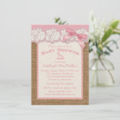 IMITATE Burlap Ivory Lace, Pink Baby Dusche einlad Einladung (Stehend Vorderseite)
