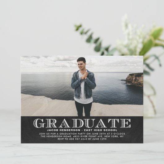 Imitate Chalkboard Foto Graduation Party Einladung (Stehend Vorderseite)