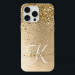 Imitate Gold Brushed Metal Glitzer Monogram Name iPhone 15 Pro Max Hülle<br><div class="desc">Dieses schicke iPhone-Gehäuse mit hübschem vergoldeten Glitzer auf goldgebürstetem metallischem Hintergrund ist einfach zu personalisieren.</div>