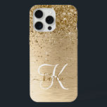 Imitate Gold Brushed Metal Glitzer Monogram Name iPhone 15 Pro Max Hülle<br><div class="desc">Dieses schicke iPhone-Gehäuse mit hübschem vergoldeten Glitzer auf goldgebürstetem metallischem Hintergrund ist einfach zu personalisieren.</div>