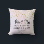 Imitate Gold Confetti auf Lila Wasserfarbe Mr. & M Kissen<br><div class="desc">Gedenkfeier "Herr & Mrs." Hochzeitskissen. Konzipiert mit Fake Gold Konfetti sprinkled entlang der Spitze. Ein blasser lila und gelber Aquarellhintergrund.</div>