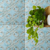 Imitate Gold Damask Muster auf einem hellblauen Ma Fliese