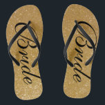 Imitate Gold Glitzer Hochzeitskippen Flops für Bra Badesandalen<br><div class="desc">Imitate Gold Glitzer Hochzeit Flip Flops für Braut und Bräutigam. Benutzerdefinierte Farbe für ihn und sie. Goldene funkelnd Textur mit glitzernden Glittern und glitzernden Glimmern. Glamouröse Sandalen für Damen und Herren. Niedliches Gastgeschenk zum Thema Hochzeit, Hochzeit, Brautparty, Verlobung, Geburtstag, Grillen, Bachelorette, Mädchenwochenende usw. Klassische Bräunungsflipflops mit stilvoller Typografie. Machen Sie...</div>