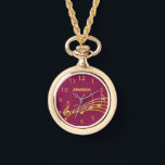 Imitate Gold Musiknoten violett rote Namen Zahlen Armbanduhr<br><div class="desc">Einfach und elegant für Musikliebhaber oder Musiker! Chic violett,  bordeauxfarbener Hintergrund mit goldenen Imitaten Musiknoten. Vorlage für Ihren Namen,  goldene Buchstaben. Goldene Uhrennummern.</div>
