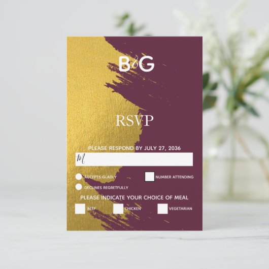 Imitate Gold Pinselstriche & Burgund mit Monogramm RSVP Karte (Stehend Vorderseite)