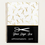 Imitate Gold Schere Logo Haar Stylisten Ernennung Planer<br><div class="desc">Chic haar stylistische Terminkalender mit einem Muster von Imitaten Goldschere und einem Design in weiß,  schwarz und Imitat Gold. Fügen Sie Ihr Logo hinzu. Ein mit Ihrem Logo personalisiertes Termin-Notizbuch für Haarstühle.</div>