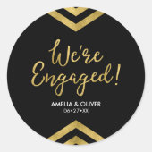 Imitate Gold Zickzack Wir sind Verlobte Verlobung Runder Aufkleber (Vorderseite)
