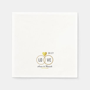 Imitate goldenes Herz mit zwei Hochzeitsringen . L Serviette