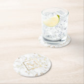 Imitate Goldmonogramm auf weißem Marmorstein Runder Pappuntersetzer (Vor Ort)